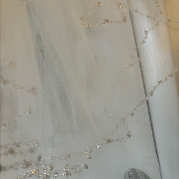 NEW WITH TAGS WEDDING VEIL - Picture 3 of 8